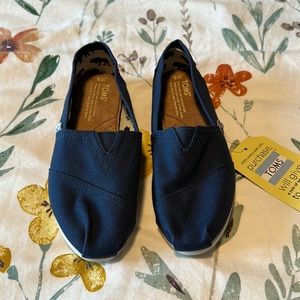 NWT TOMS Classic Navy Canvas Shoes